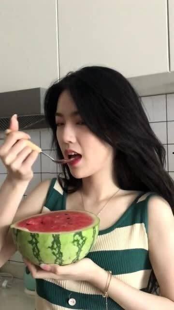 女生说的吃瓜是啥意思怎么回答,揭秘“吃瓜”一词在女生间的流行含义